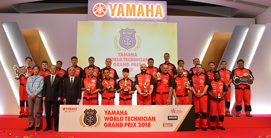 The 21 Grand Prix competitors, event Chairman Mr. Yoshihiro Hidaka, Vice-Chairman Mr. Yasuo Tanaka, and Committee Chairman Mr. Kazuhiko Abe (on the left in the front row)