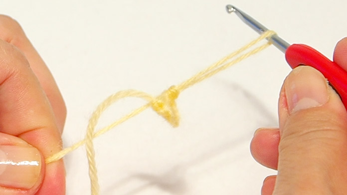 Tighten the loop by pulling the wool towards the knitted fabric.