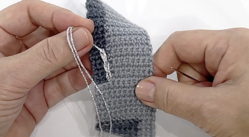 Change colour from the first stitch and crochet the grey part with flat crochet