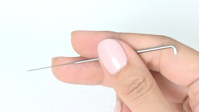 Please note that if you hold the needle like a pencil, it may break.