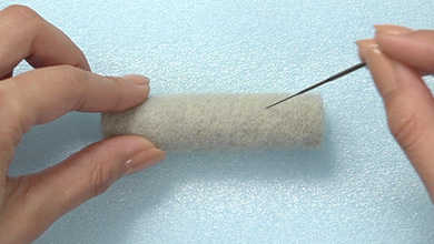 Tear off a piece of felt 8cm × 12cm, roll it and poke it until it is as hard as you can get it
