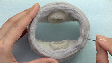Poke grey felt to a height of 0.5cm round the ring 0.2cm from the edge