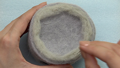 Poke light grey felt to a height of 0.3cm round the ring 0.2cm from the edge