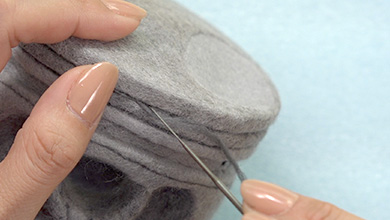Poke a groove with dark grey thread to a height of 0.3cm and make it stand out