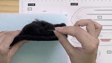 Refer to the side diagram on the pattern and add and poke felt to obtain the desired thickness.