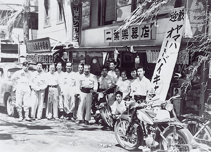 On the way back from the Asama Highlands, the group visited a dealership in the city of Ueda