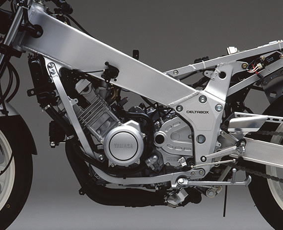 While the FZR400R used the same engine as the FZR400, it boasted lightened pistons, an added friction plate for the clutch, a close-ratio transmission with the same spec as the one supplied in the All Japan TT-F3 (Formula 3) racing kit and more.