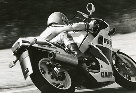 Ken Nemoto test-riding the FZR1000.