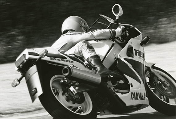 Ken Nemoto test-riding the FZR1000.