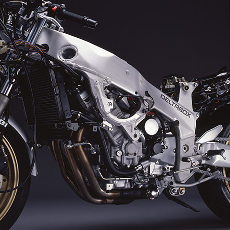 The aluminum Deltabox frame of the 2nd-generation FZR1000 had less torsional rigidity and greater lateral rigidity. Its improvements were extensive, including a 2 kg weight reduction. The forward incline of the engine’s cylinder block was also changed from 45° to 35°. 