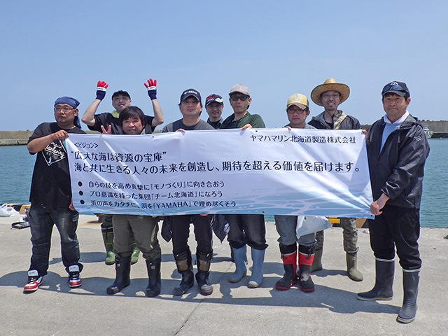 Group photo taken while participating in a beach cleanup campaign along the coastline of Yakumo Town
