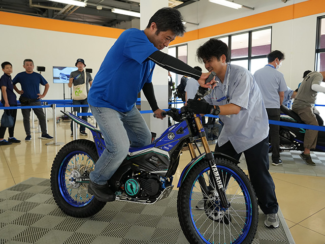 Customers experiencing a standing still demonstration on an EV bike